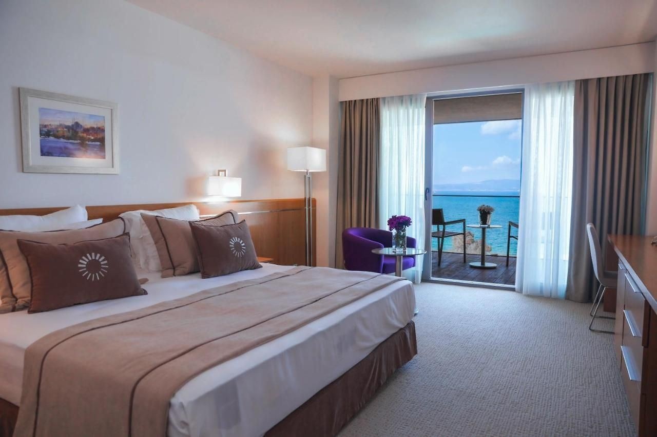 rooms-deluxe-room-seaview-with-balcony