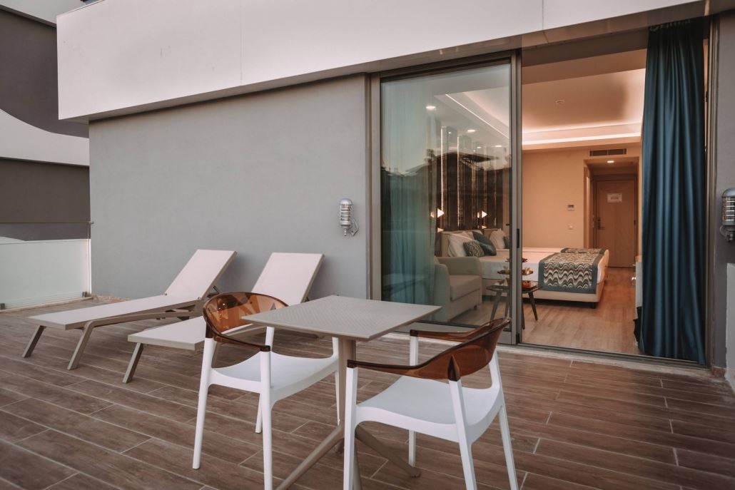 rooms-luxury-terrace-room