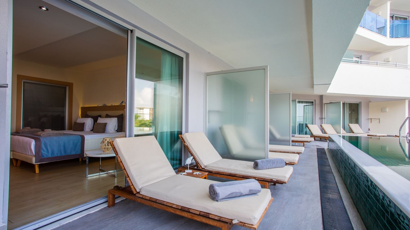 rooms-pool-access