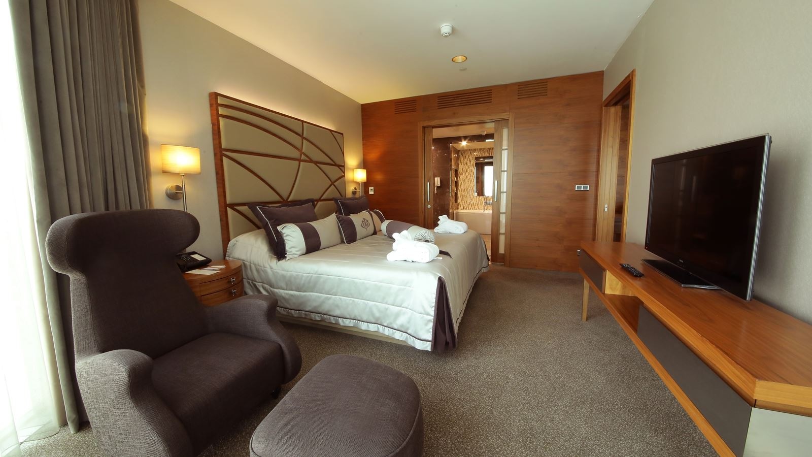 rooms-suite-king-size-bed