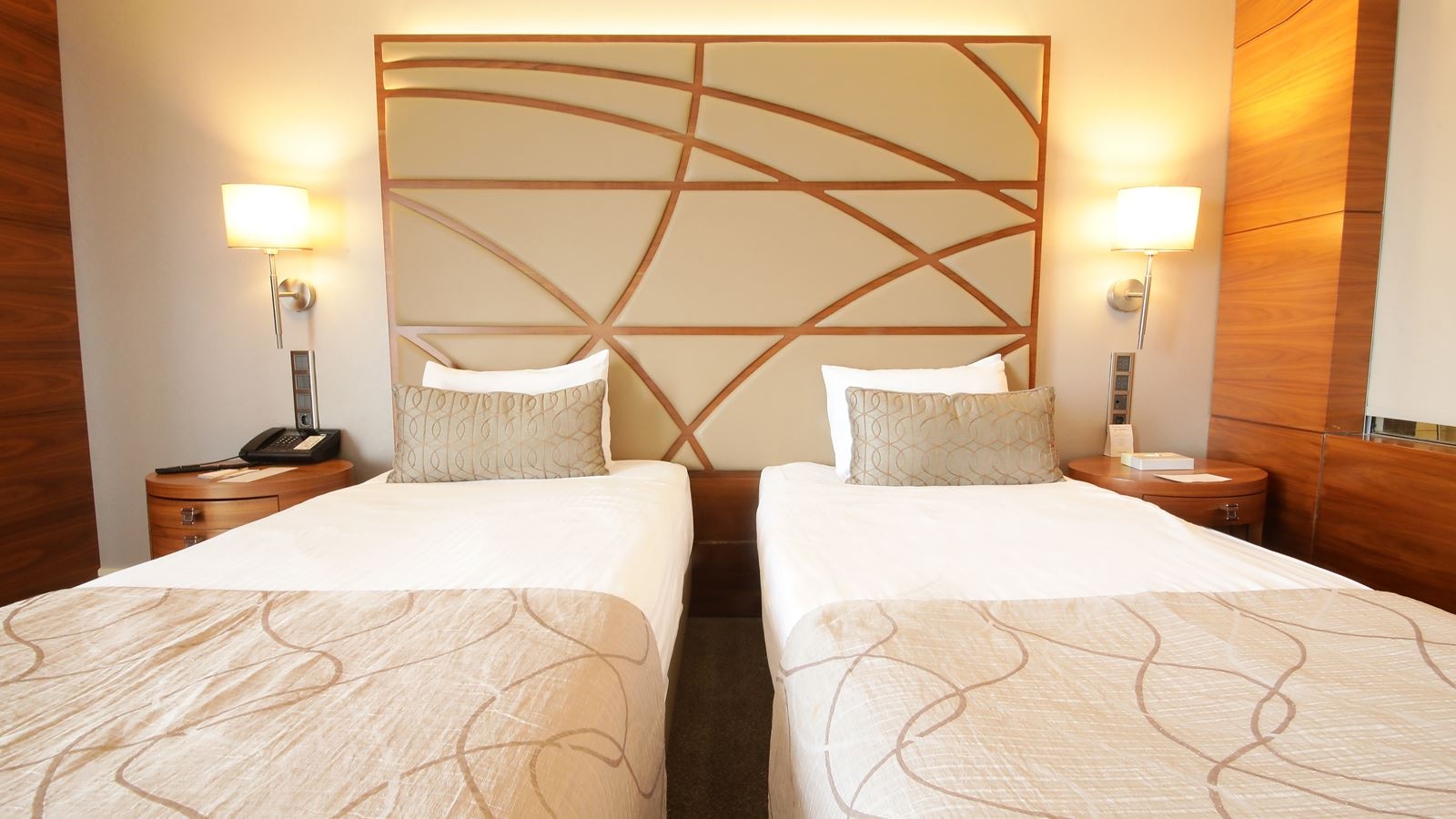 rooms-twin-city-view