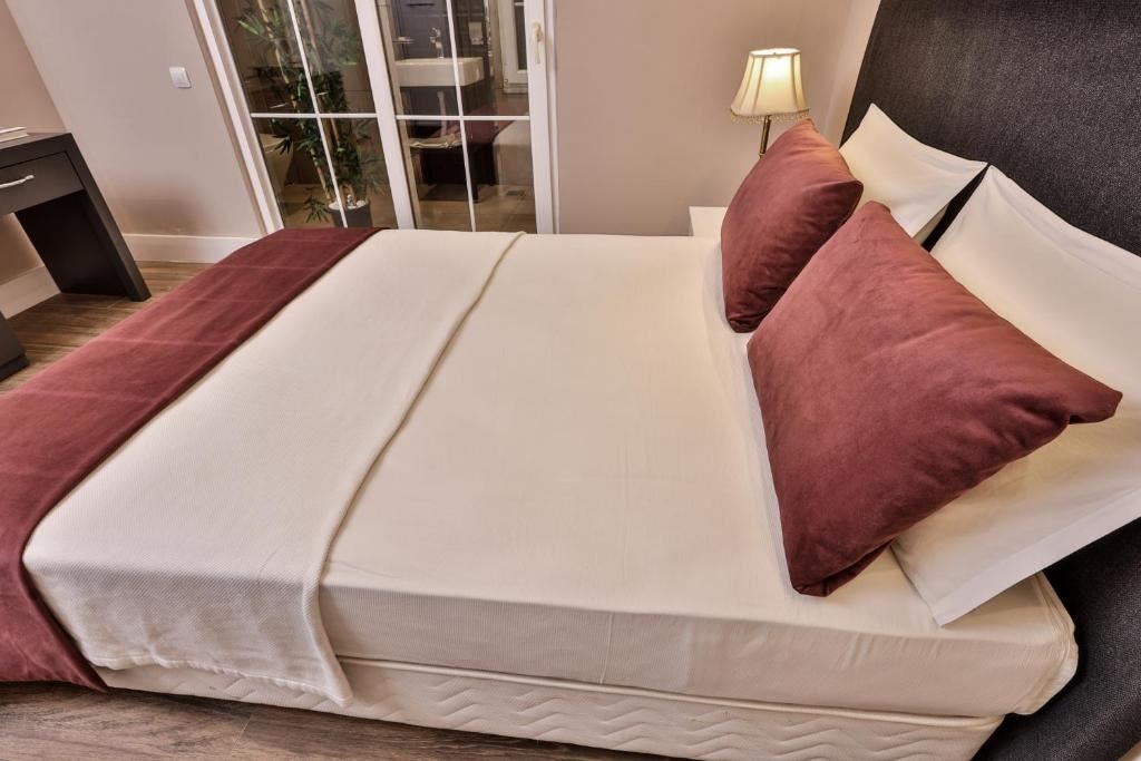 rooms-deluxe-room