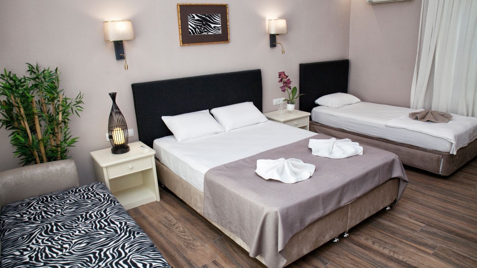 rooms-deluxe-room