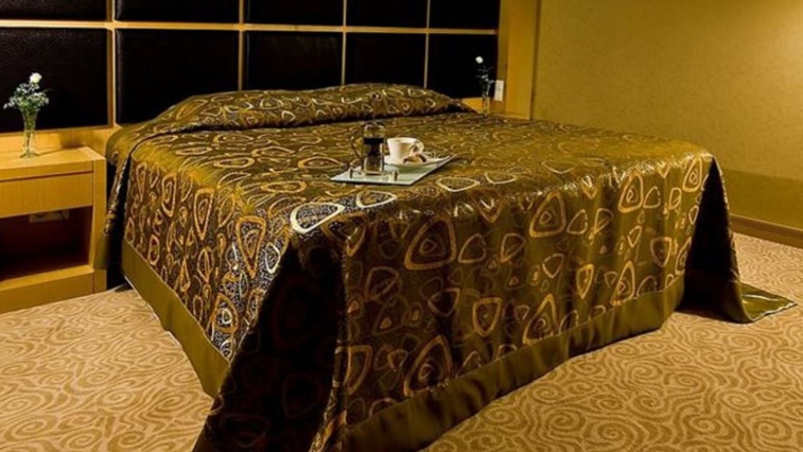 rooms-senior-suit