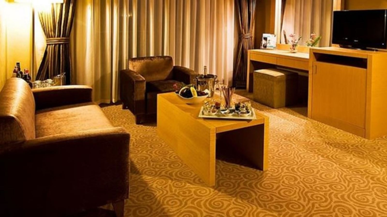 rooms-senior-suit