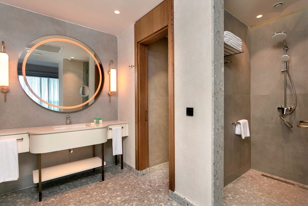 rooms-family-room-golf-view