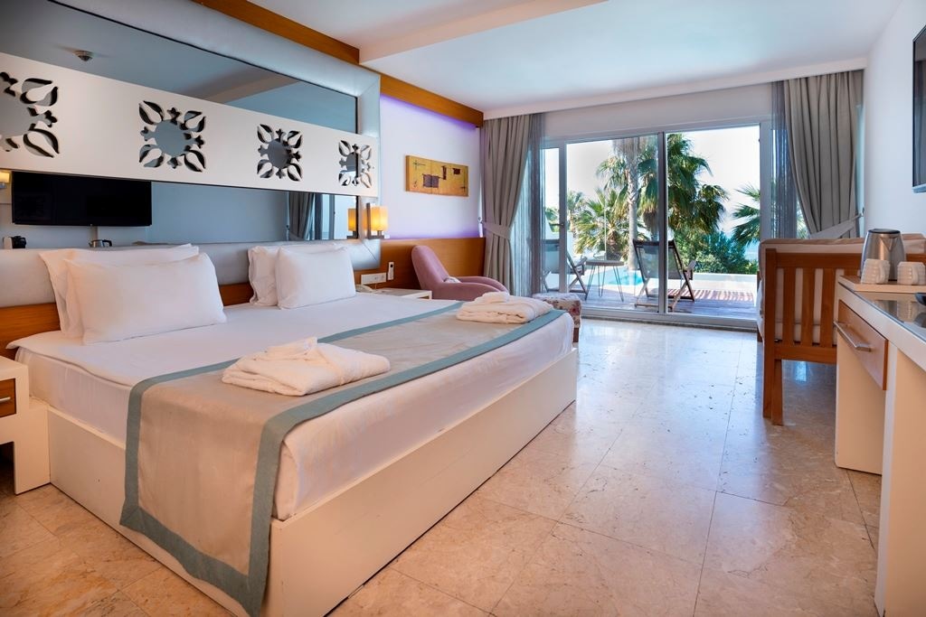 rooms-swimup-sea-view