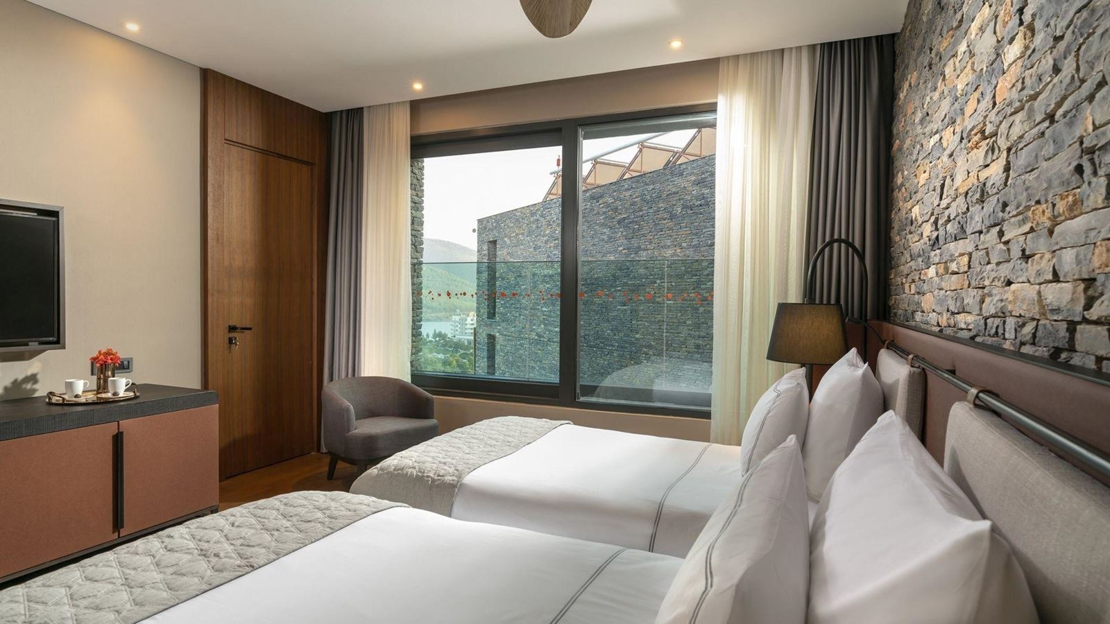 rooms-family-corner-suit