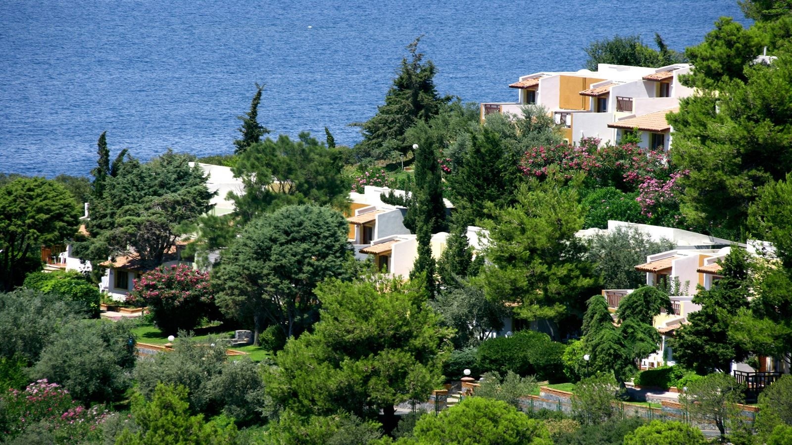 rooms-club-family-2-bedroom-balcony