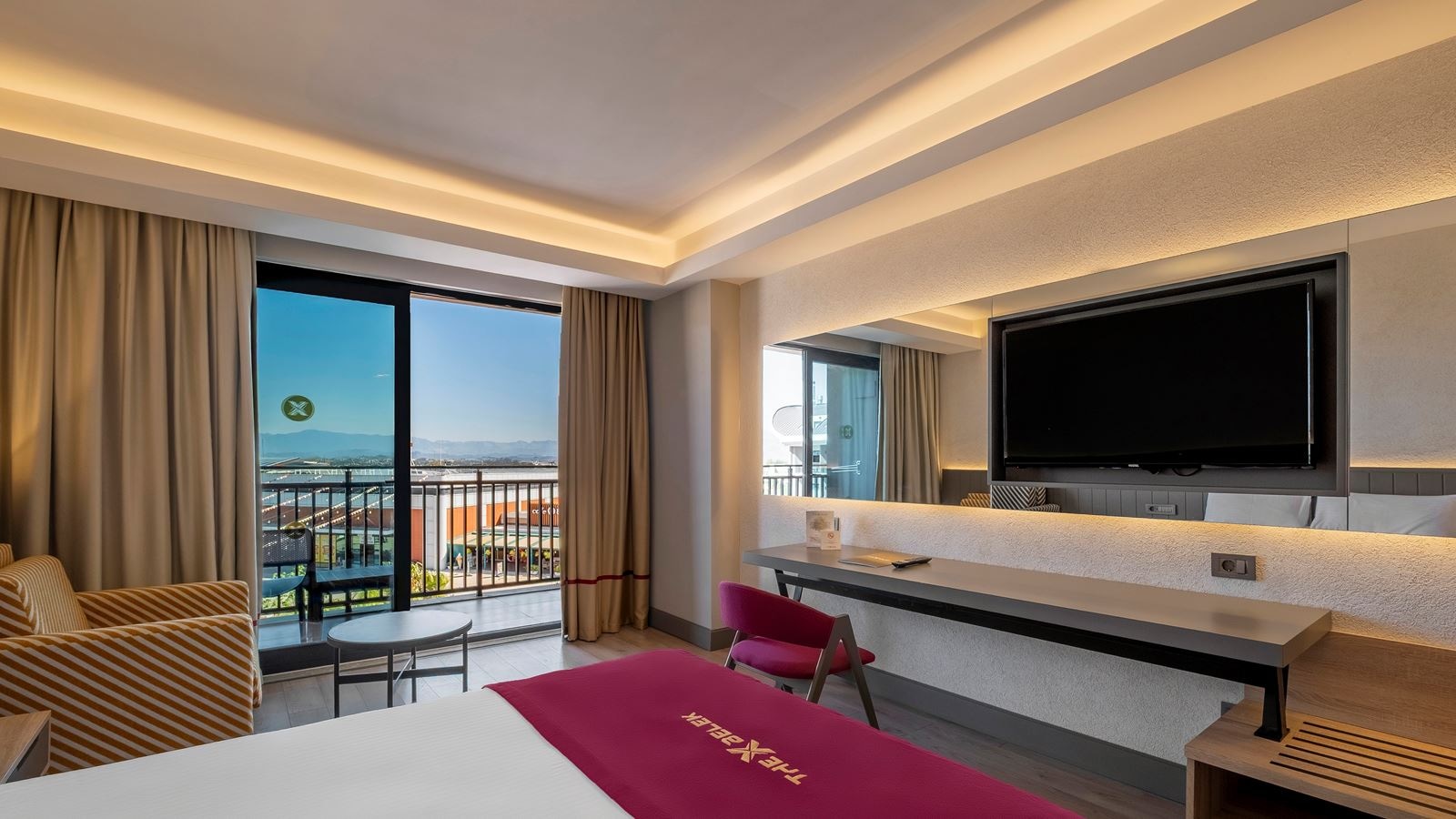 rooms-standard-room-pool-view