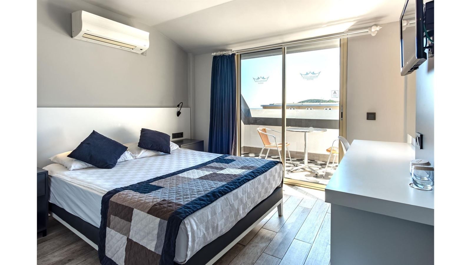 rooms-standard-room-side-sea-view
