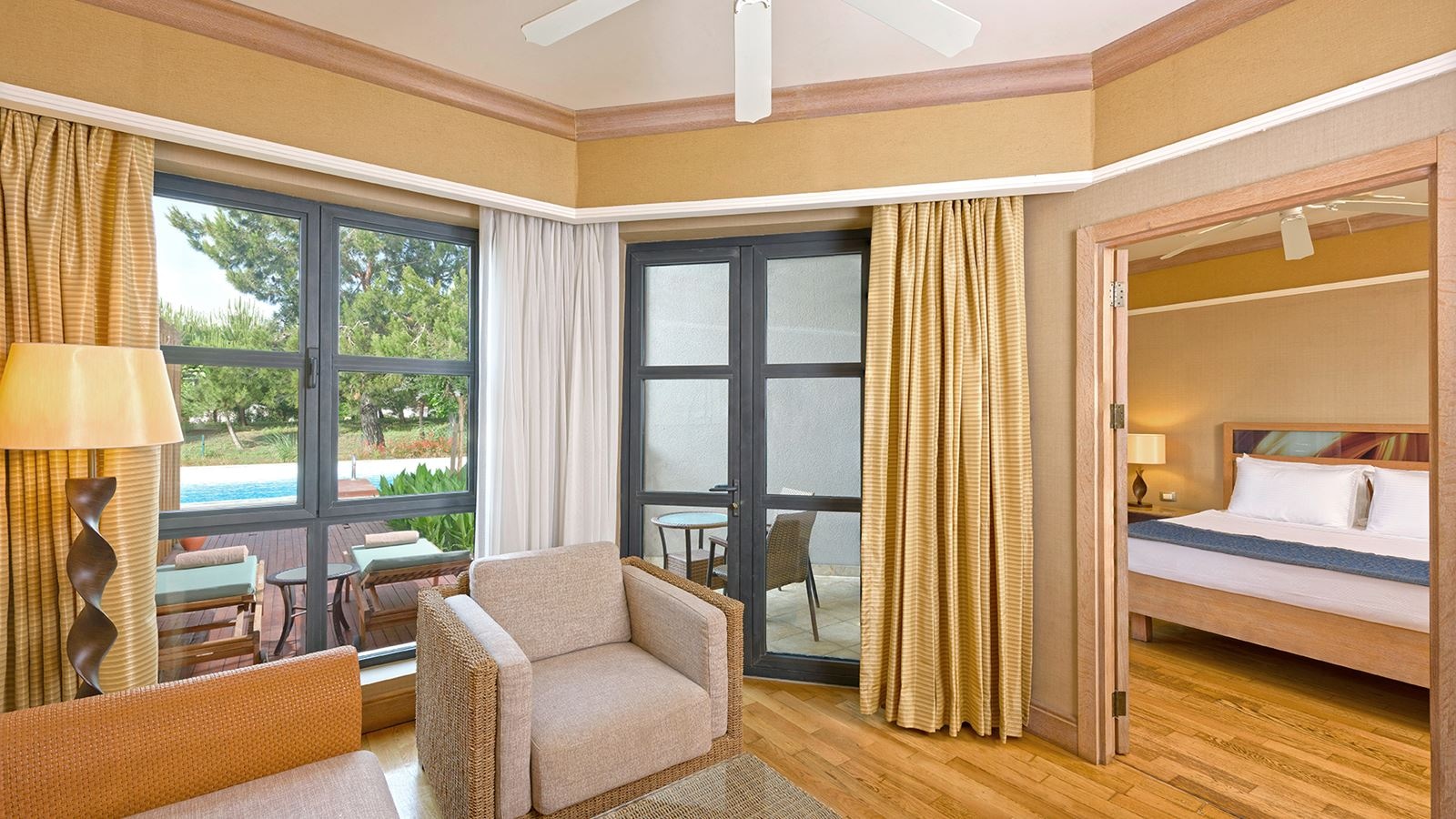 rooms-deluxe-pool-suite