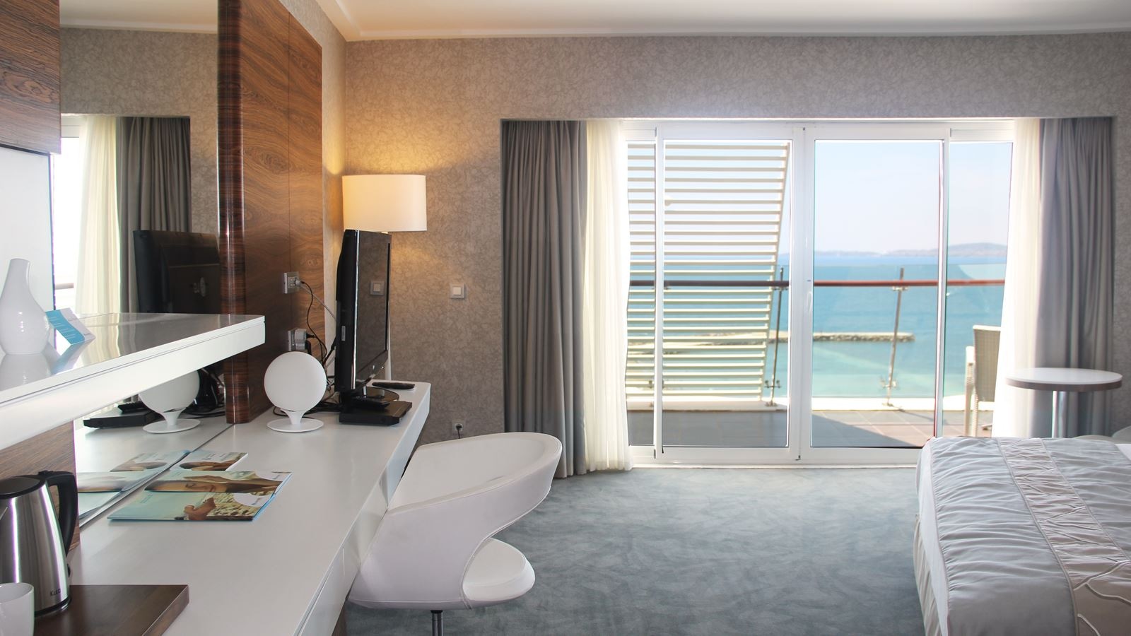 rooms-deluxe-room