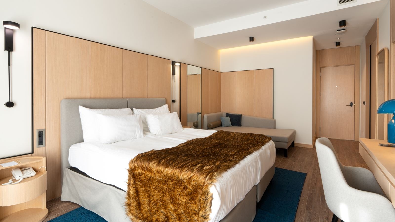 rooms-deluxe-room