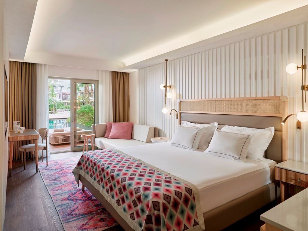 rooms-deluxe-lagoon-room-swimup