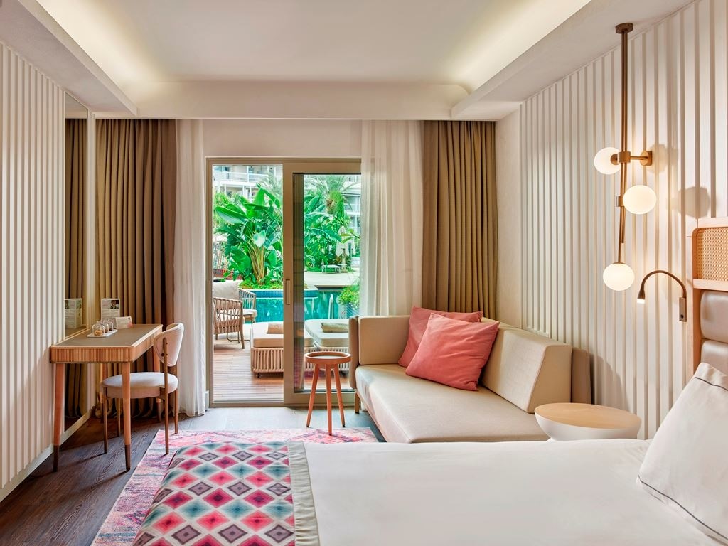 rooms-deluxe-lagoon-room-swimup