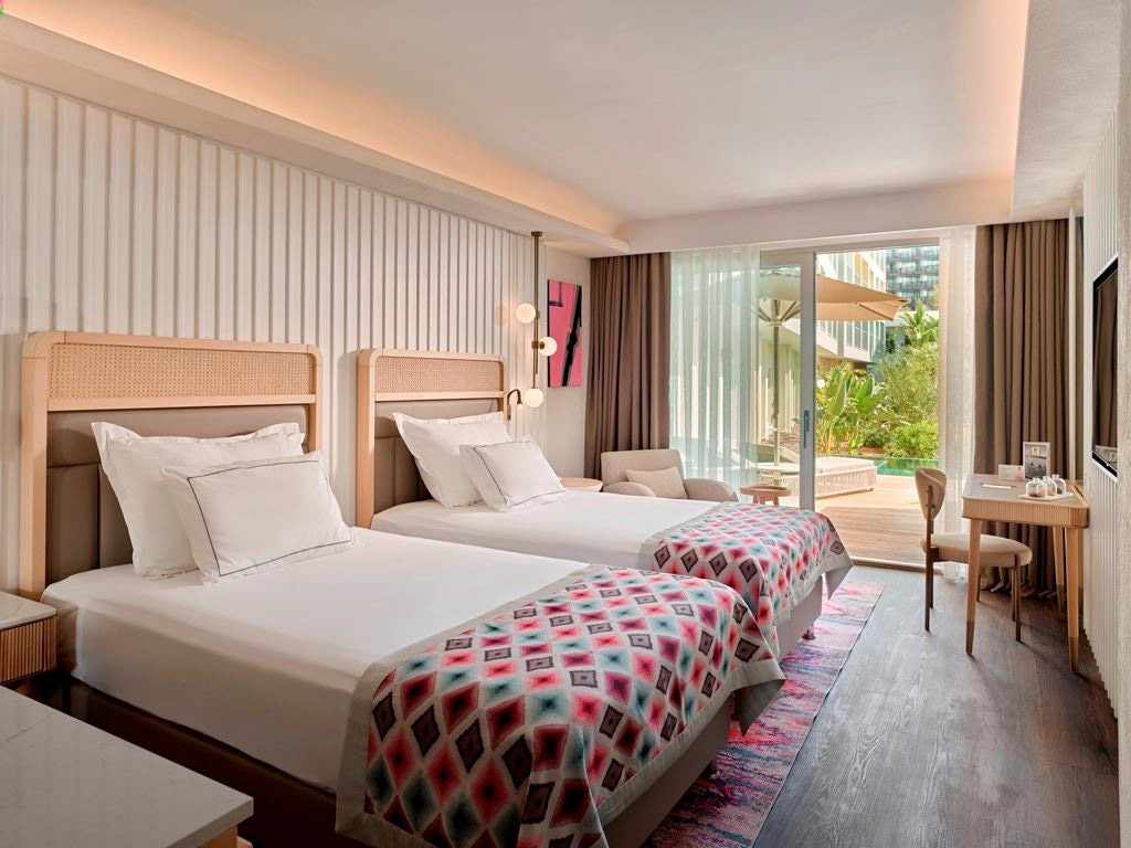 rooms-deluxe-family-suite-swimup