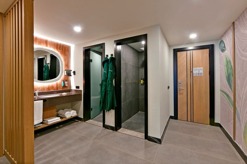 rooms-deluxe-swim-up-forest-view