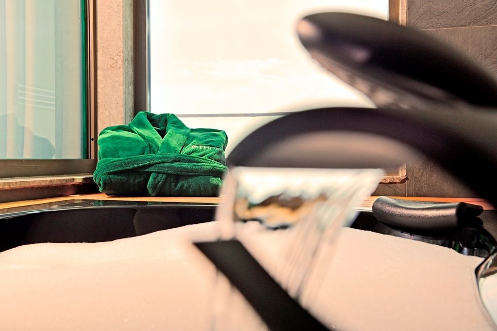 rooms-superior-jacuzzi-sea-view