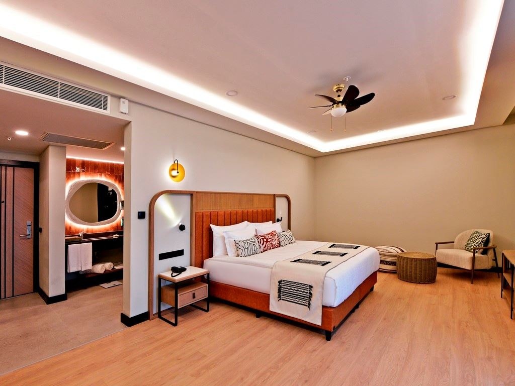 rooms-corner-swim-up-suite-forest-view