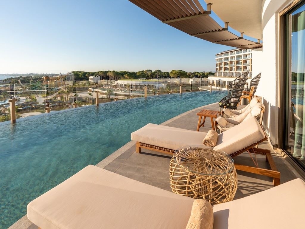 rooms-corner-swim-up-suite-sea-view