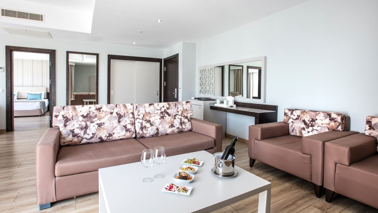 rooms-main-building-deluxe-suite