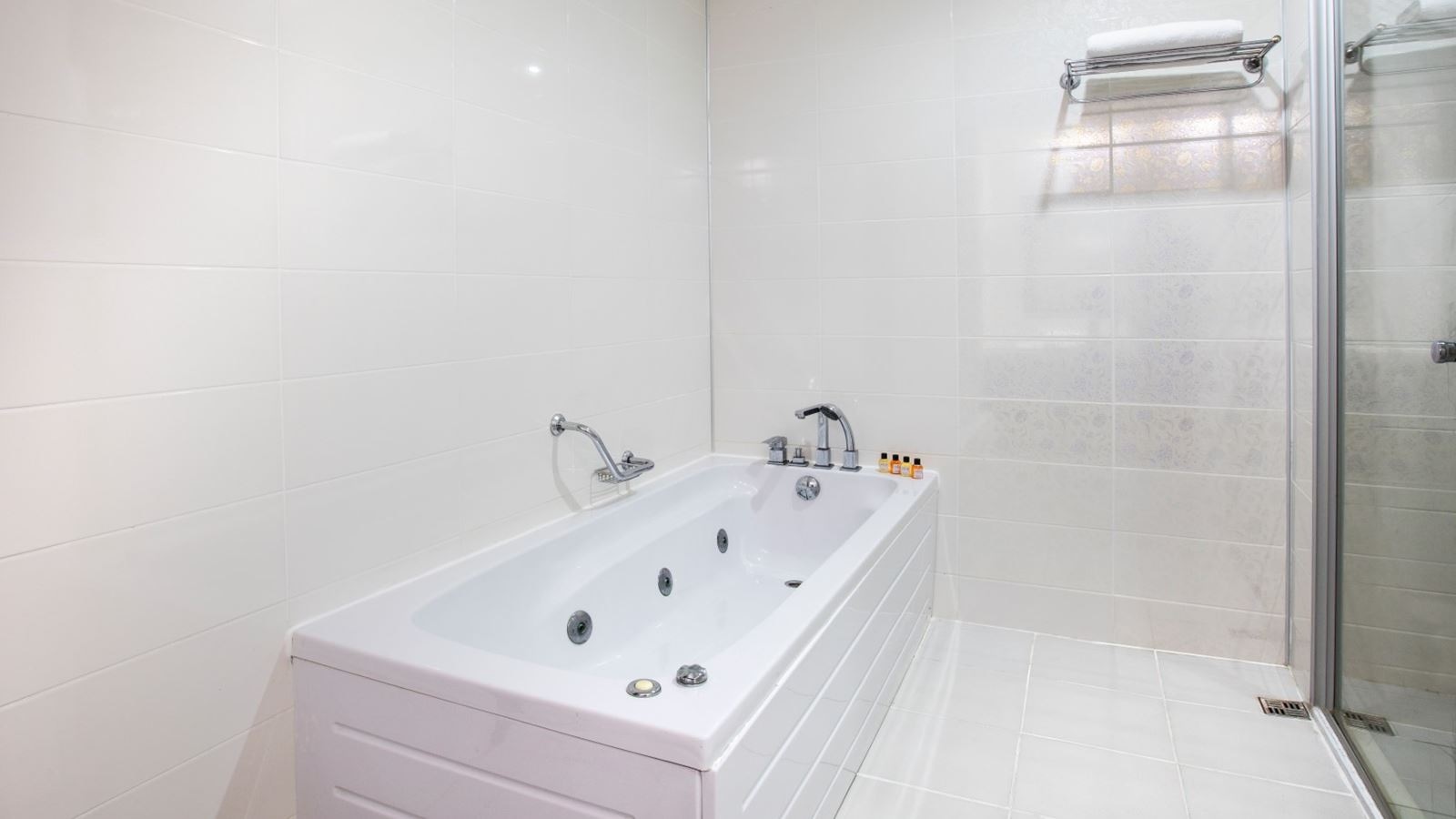 rooms-main-building-deluxe-suite
