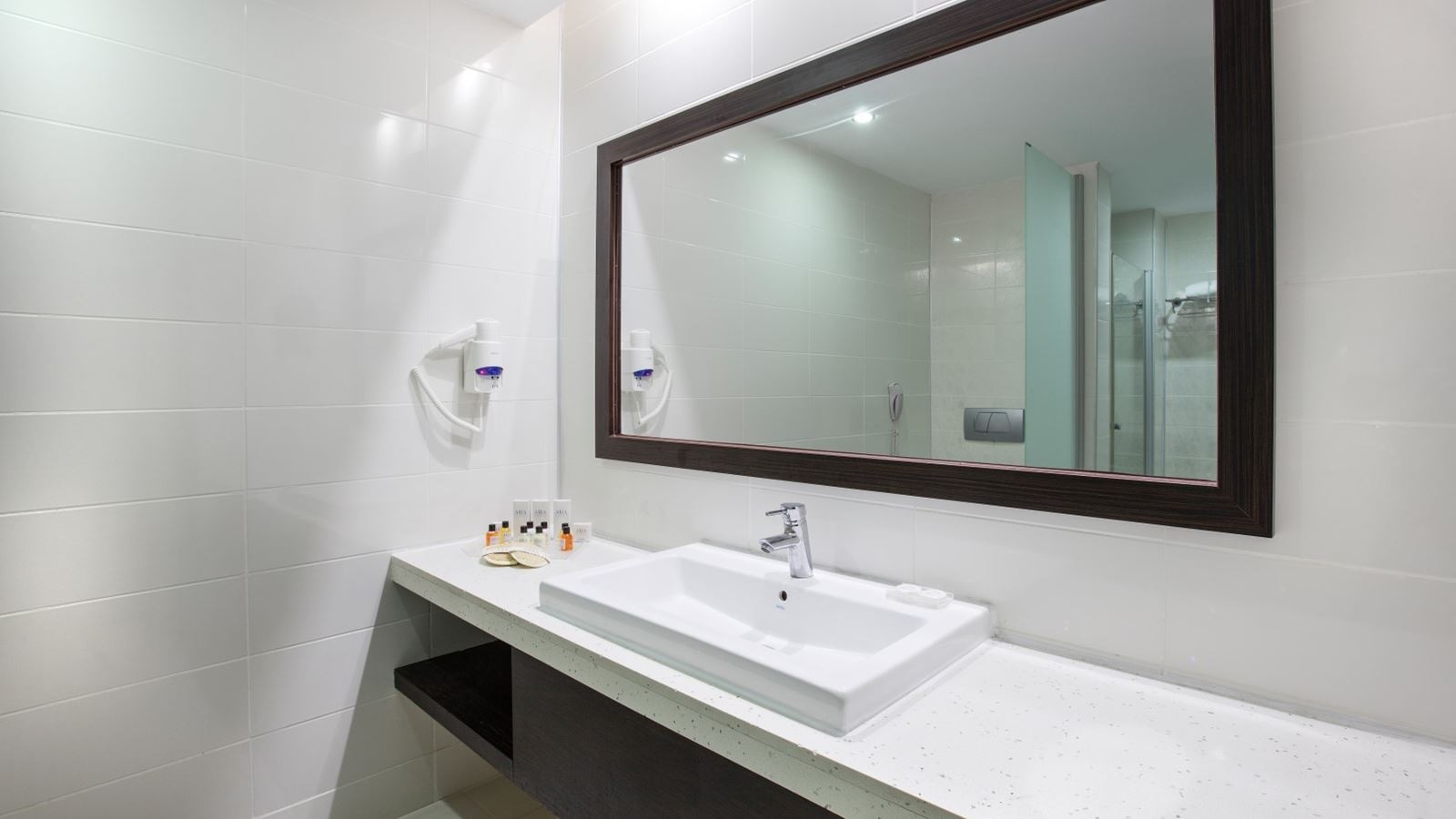 rooms-main-building-deluxe-suite