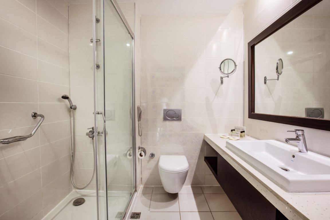 rooms-club-room-land-view