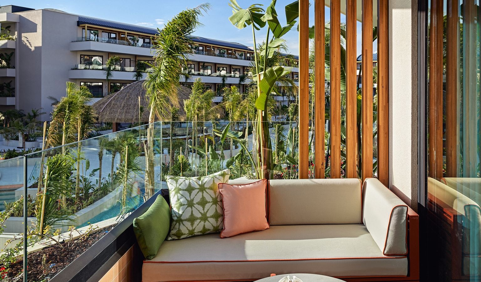 rooms-resort-family-room-mix-zone