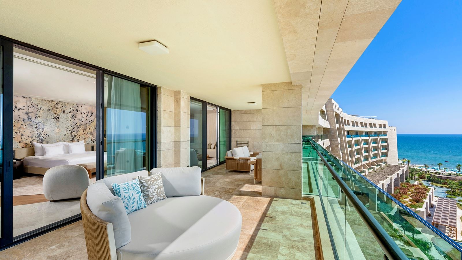 rooms-crown-signature-suite