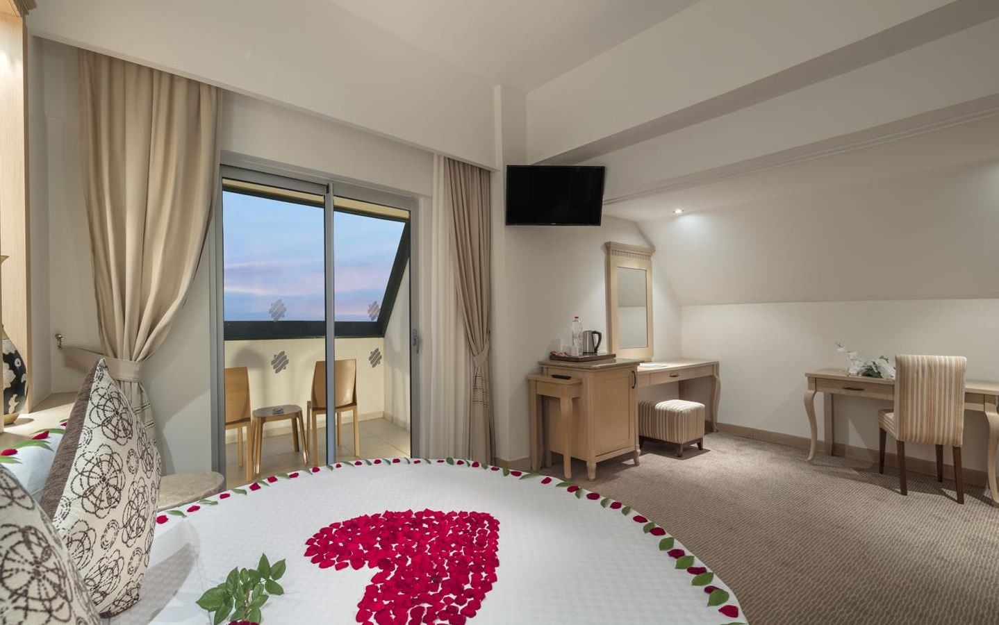 rooms-honeymoon-suite