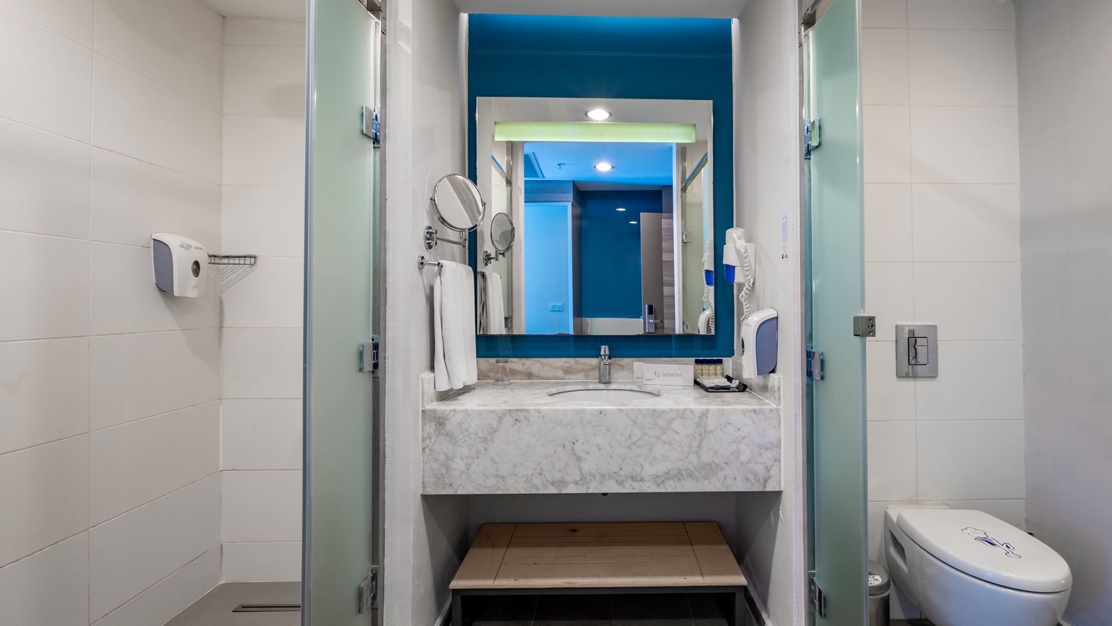 rooms-coral-room