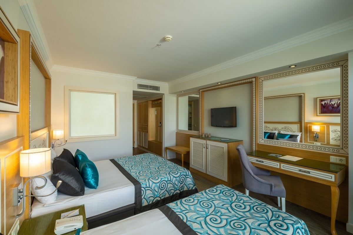 rooms-coral-room