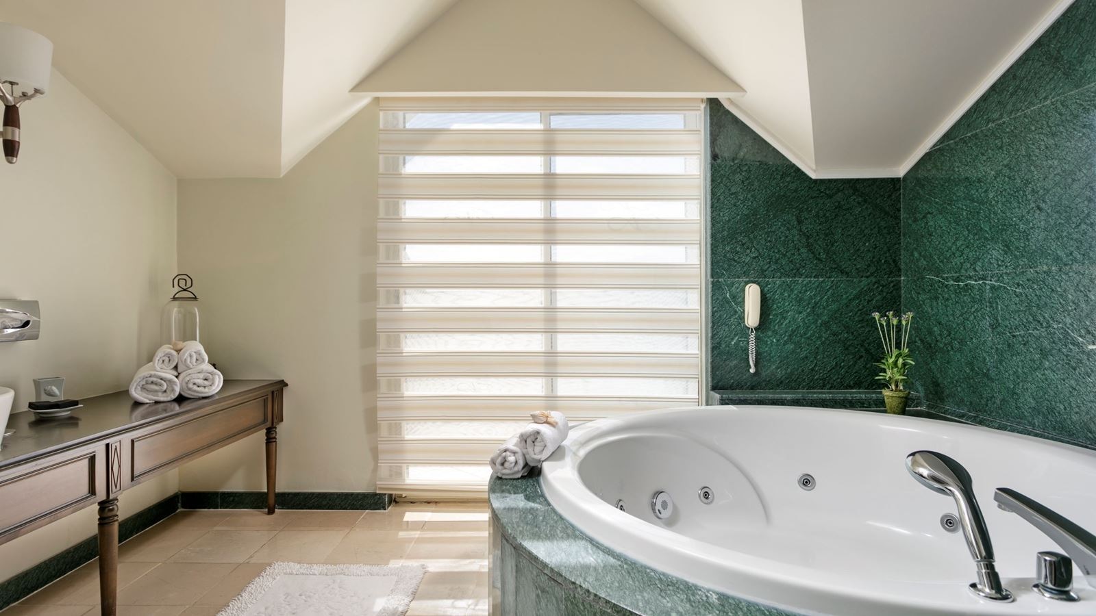 rooms-royal-suite