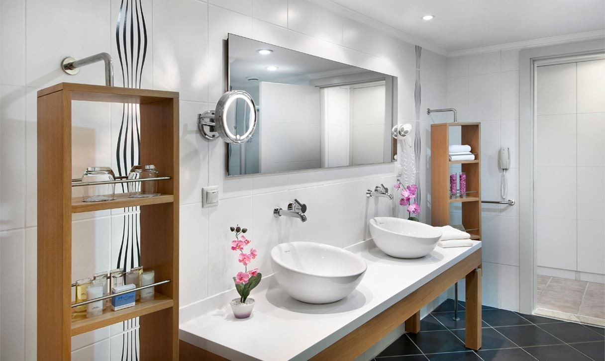 rooms-deluxe-room-land-view