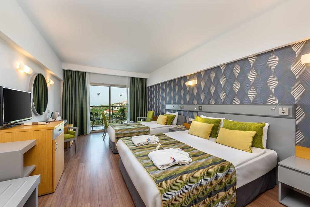 rooms-standard-land-view-room