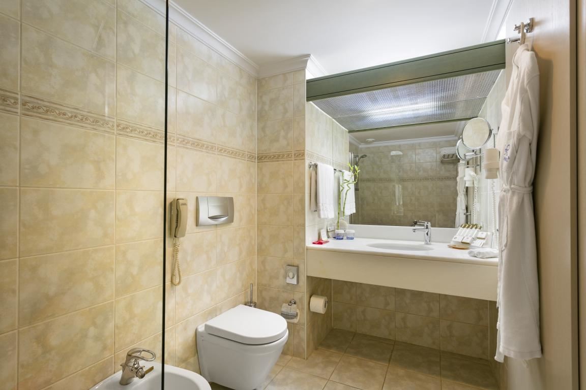 rooms-main-building-family-room-1-bathroom