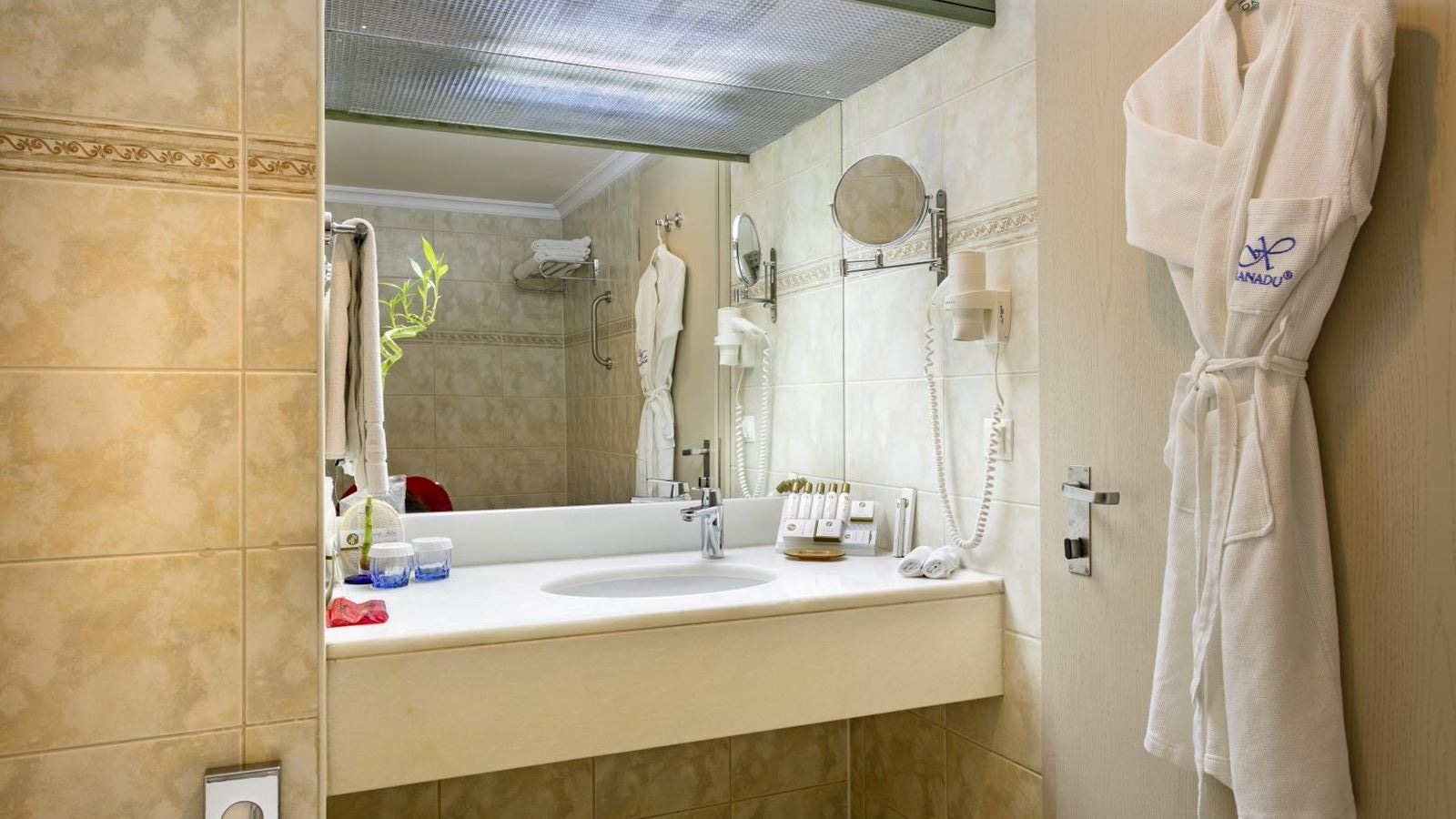 rooms-bungalow-family-room-2-bathroom