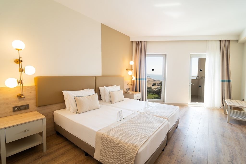 rooms-deluxe-family-room-seaview
