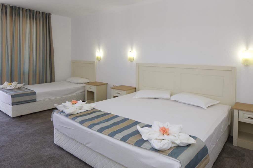 rooms-triple-annex-room-balcony