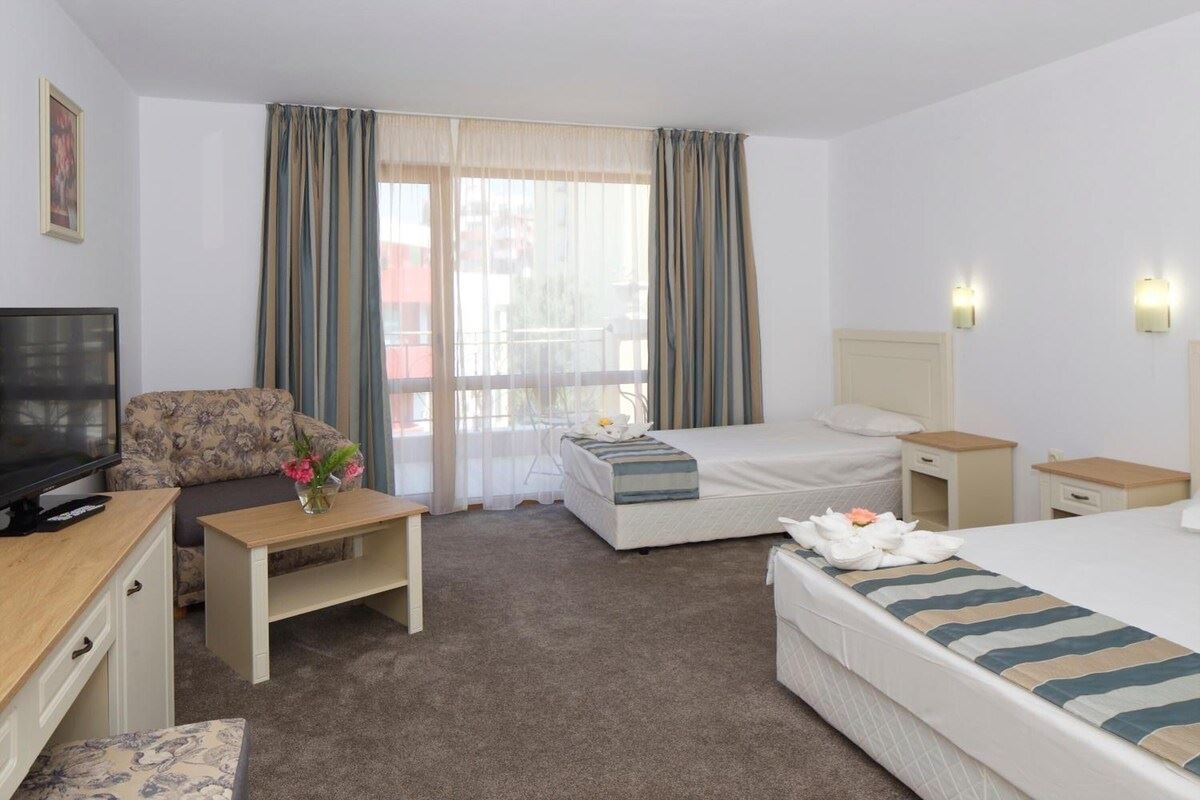 rooms-large-standard-room-balcony