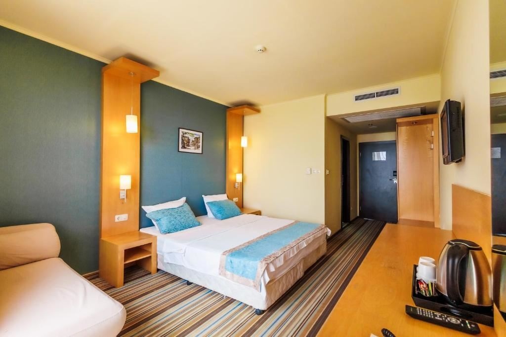 rooms-single-wchild-standard-room-balcony