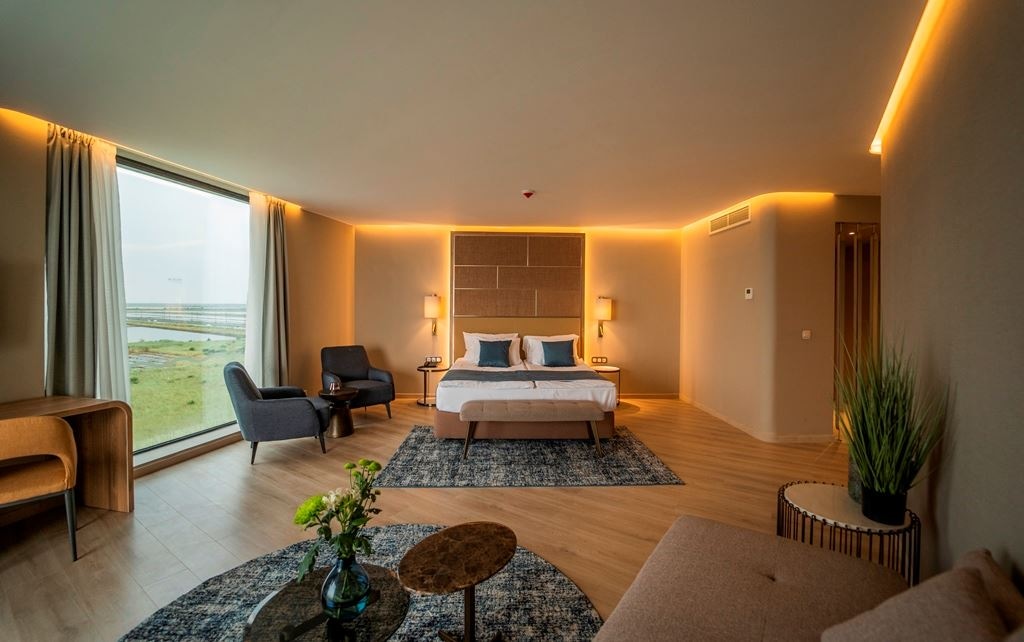rooms-corner-juniorsuite-seaview-balcony-or-terrace