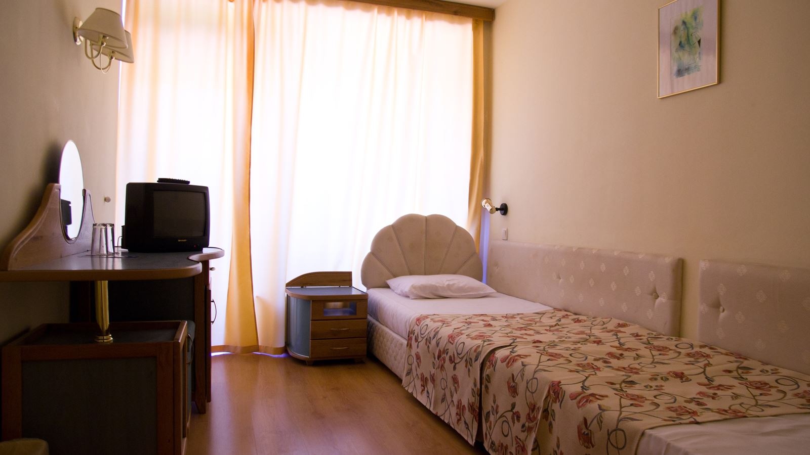 rooms-standard-familyroom-balcony