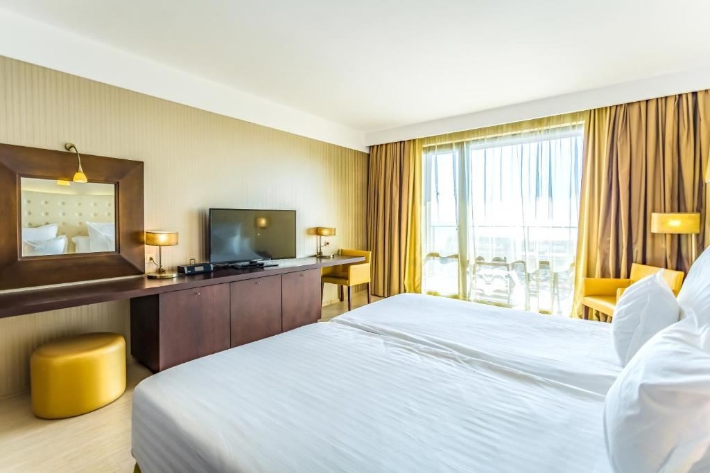 rooms-double-deluxe-room-seaview-balcony