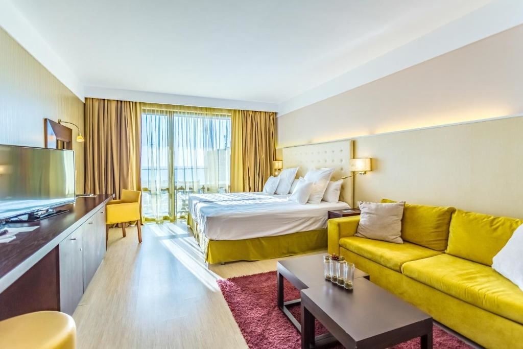 rooms-double-deluxe-room-balcony