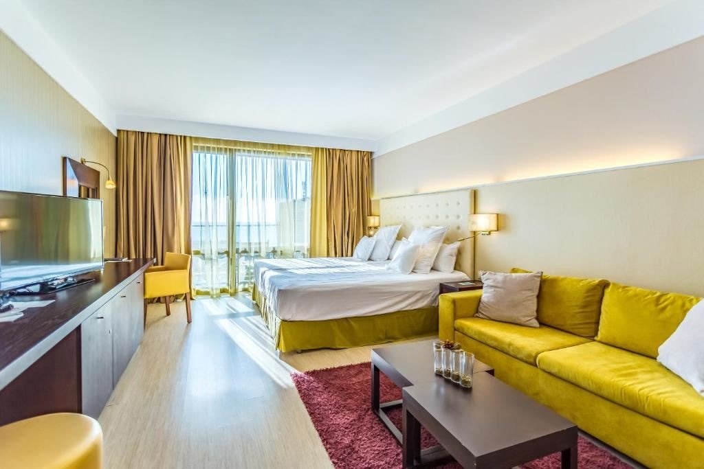 rooms-double-deluxe-room-seaview-balcony