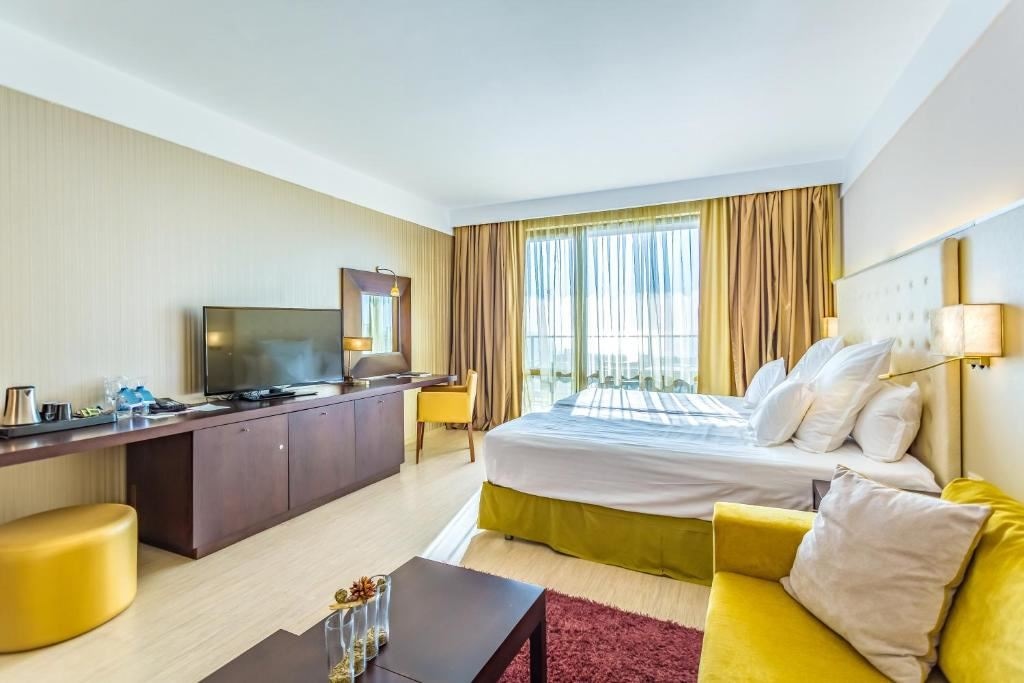 rooms-double-deluxe-room-poolview-balcony