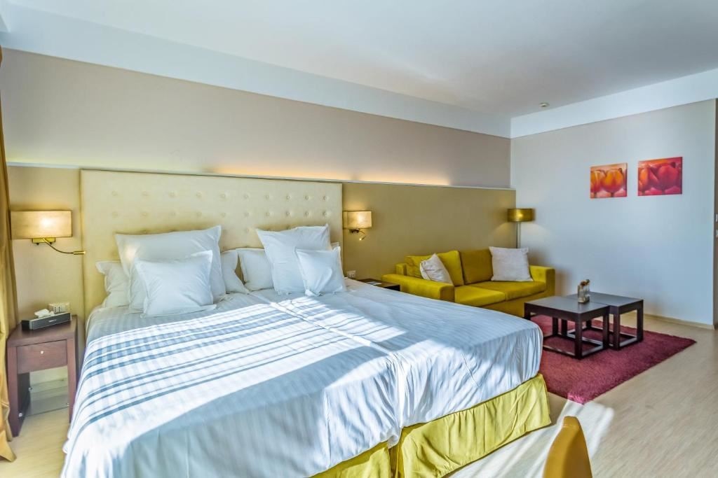 rooms-double-deluxe-room-poolview-balcony